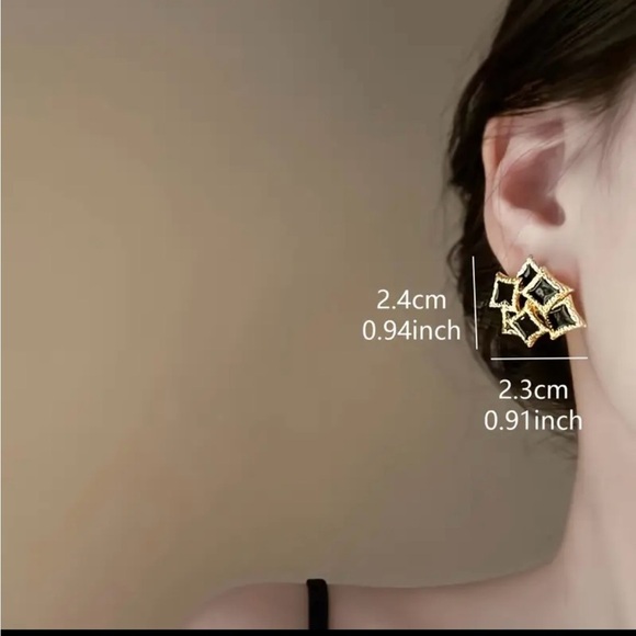 Elegant Black and Gold Geometric Earrings - Picture 4 of 4